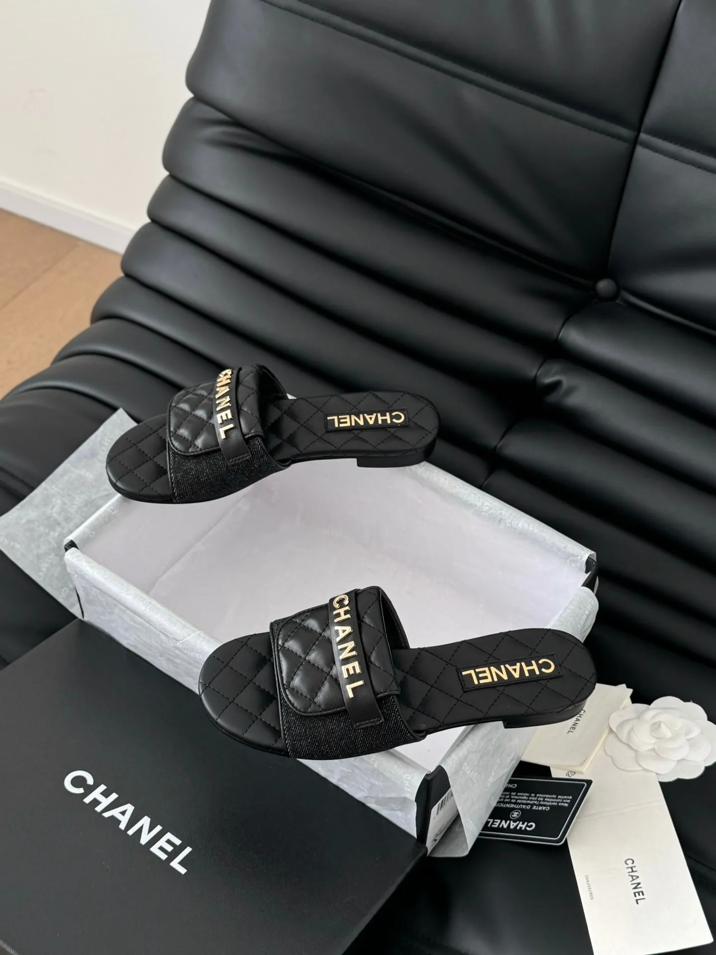 👟👟Ex-factory price 420👟👟Chanel 25C new schoolbag buckle slippers. The return of the classic schoolbag buckle design. Special Vintage. Full of retro flavor. Loafers have also grown to the aesthetic level. Cowhide upper, sheepskin lining, original outsole. Size: 35-39. Other sizes are customized.